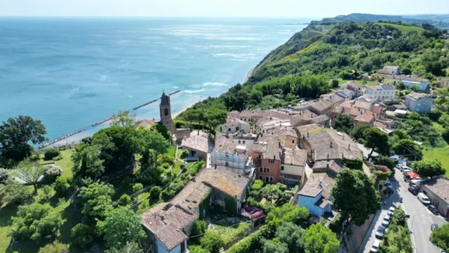 Borgo di Fiorenzuola di Focara visto da Drone, al centro il campanile/torre dell'orologio